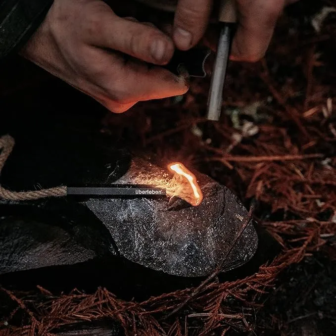 überleben Tindår Tinder Wick & Bellow Fire Starter Kit - Waterproof, 60 Min Burn Time - Paraffin Wax Rope Hemp Wick and Bellow Bushcraft Survival Kit - Black Aluminum Sleeve & Slider Box